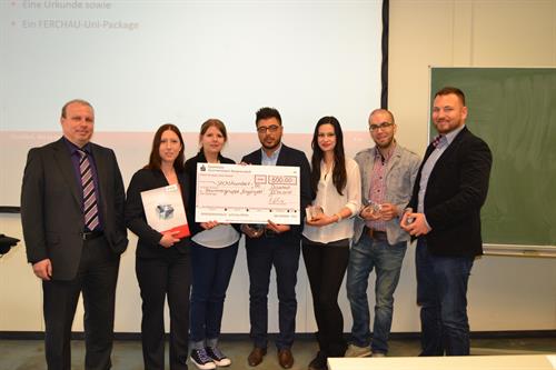 Peter Johannesberg (left) award the students (from the left to the right) Daniela Senkler, Natascha Amelung, Abdeladim Aquil, Buket Danyeli, Youssef Boukhou and Daniel Martens with a prize.